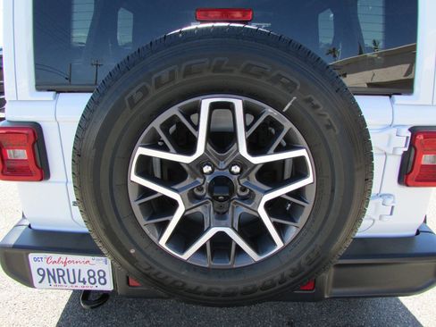 Used 2025 Jeep Wrangler Unlimited Sahara AWD/4WD image 9