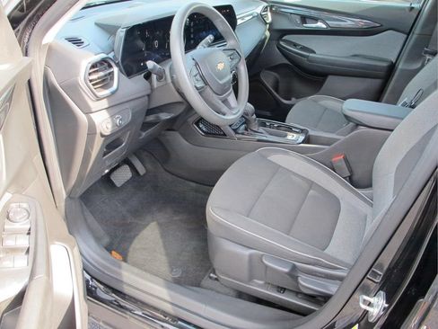 Used 2024 Chevrolet TrailBlazer LS w/ LS Convenience Package FWD image 9