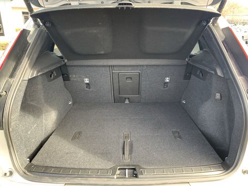 Used 2025 Volvo XC40 B5 Plus image 34