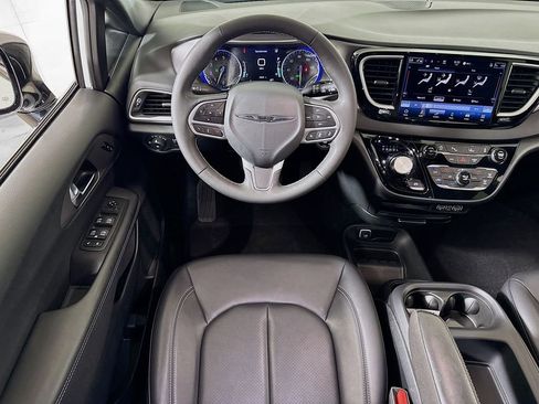 Used 2025 Chrysler Pacifica Select image 20