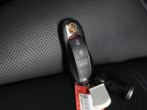 Certified 2026 Porsche Macan AWD/4WD image 34
