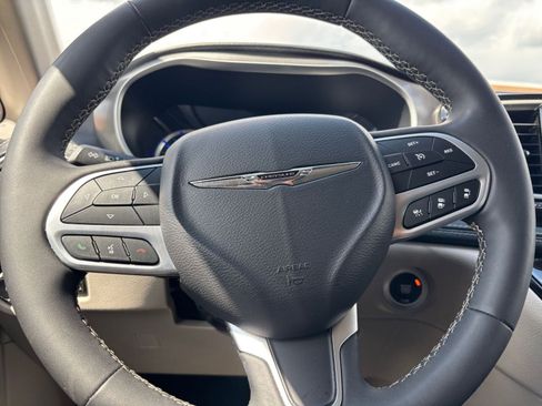 Used 2023 Chrysler Pacifica Touring-L FWD image 30