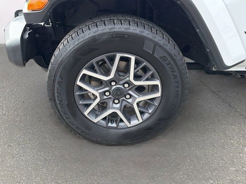 Used 2024 Jeep Wrangler Sahara image 39