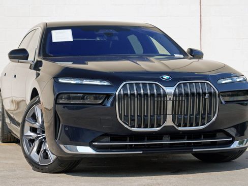 Used 2023 BMW i7 xDrive60 w/ Executive Package 2 AWD/4WD image 4