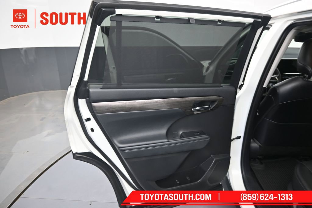 Used 2021 Toyota Highlander Platinum AWD/4WD image 28