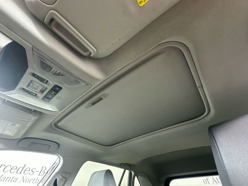 Used 2021 Toyota RAV4 XLE w/ Convenience Package FWD image 8