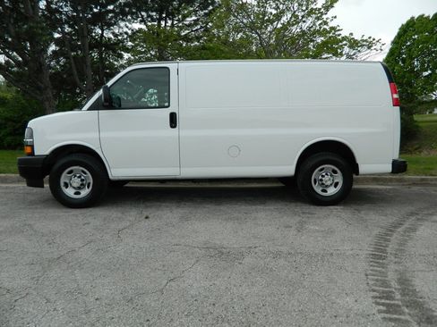 Used 2021 Chevrolet Express 2500 w/ Driver Convenience Package RWD image 4