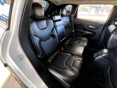 Used 2019 Jeep Cherokee Limited image 20