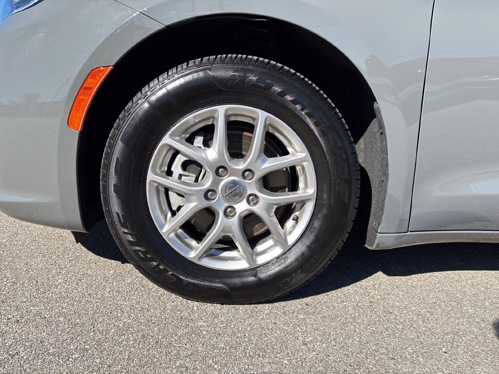 Used 2025 Chrysler Pacifica Select FWD image 25