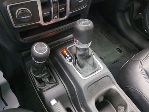 Used 2019 Jeep Wrangler Unlimited Sahara image 32