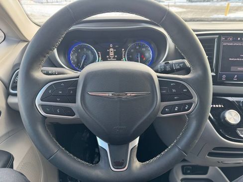 Used 2024 Chrysler Pacifica Touring-L FWD image 24