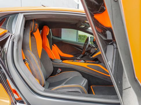 Used 2025 Lamborghini Revuelto Coupe 2D image 15