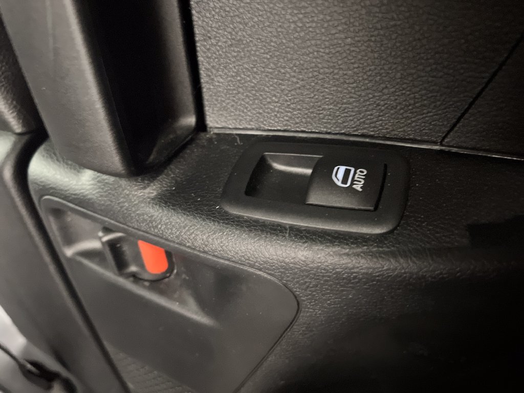 Used 2025 Chrysler Pacifica Select FWD image 36