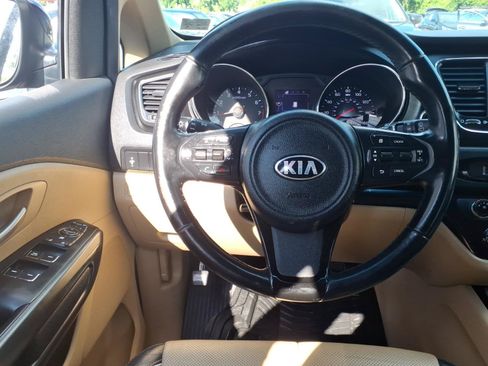Used 2017 Kia Sedona LX w/ LX Essentials Premium Package FWD image 5