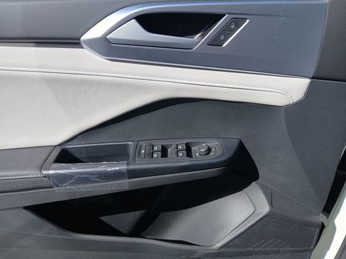 New 2026 Volkswagen Taos SE FWD image 11