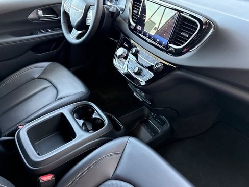 Used 2025 Chrysler Pacifica Select FWD image 18