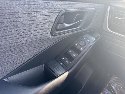 Used 2023 Nissan Rogue S image 11