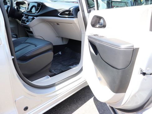 Used 2024 Chrysler Pacifica Touring-L FWD image 17