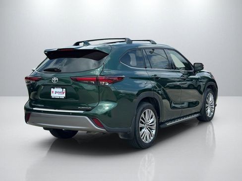 Used 2024 Toyota Highlander Platinum FWD image 5