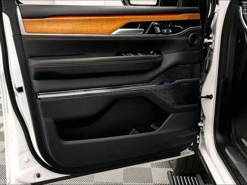 Used 2024 Jeep Grand Wagoneer Series III w/ Rear-Seat Entertainment Group AWD/4WD image 21