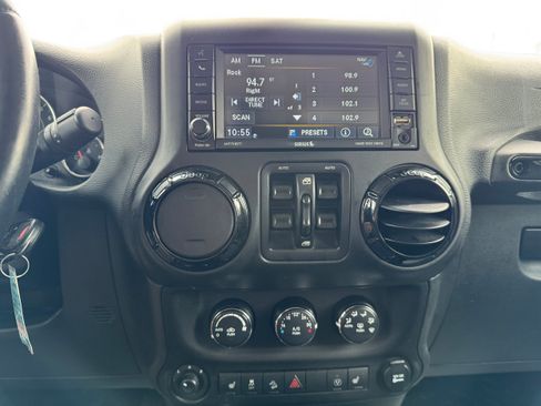 Used 2015 Jeep Wrangler Unlimited Sahara w/ Dual Top Group AWD/4WD image 20