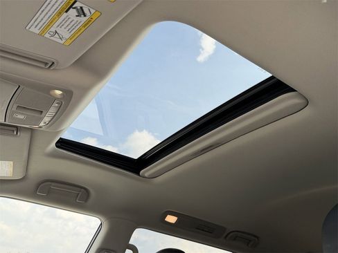 Used 2024 Nissan Armada SL image 25