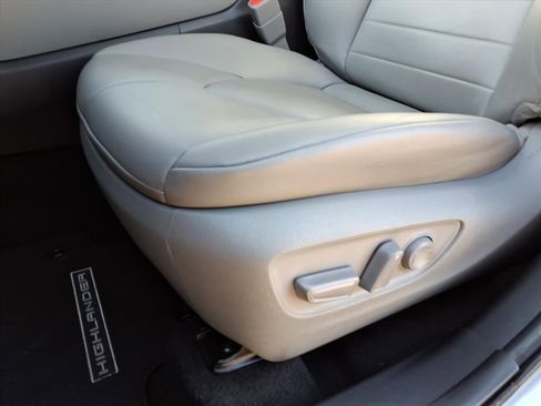 Used 2023 Toyota Highlander XLE FWD image 19