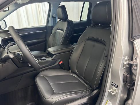 Used 2024 Jeep Grand Cherokee Limited AWD/4WD image 7