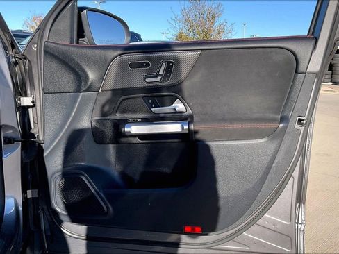 Used 2023 Mercedes-Benz GLB 250 image 23