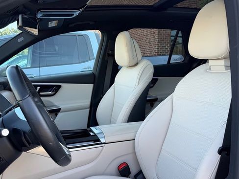 Used 2024 Mercedes-Benz GLC 300 4MATIC image 2