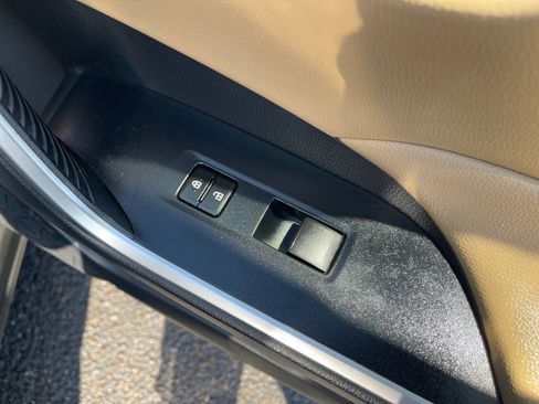 Used 2019 Toyota RAV4 LE FWD image 20