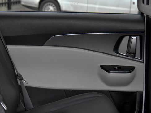 Used 2024 Kia Carnival LX image 43