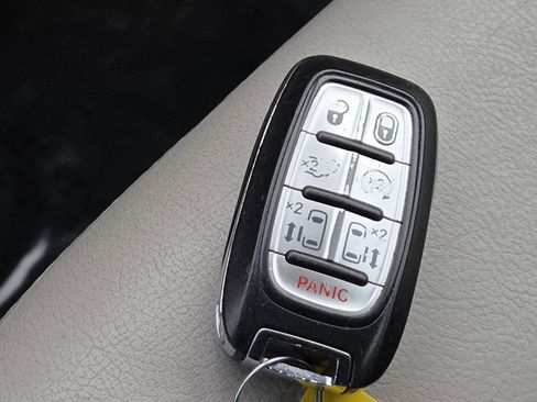 Used 2017 Chrysler Pacifica Touring-L w/ Tire & Wheel Group image 30