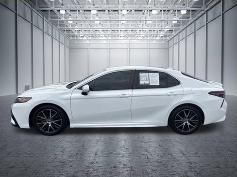 Used 2022 Toyota Camry SE w/ Convenience Package FWD image 2