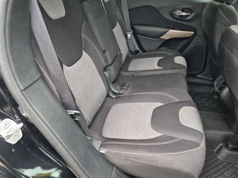 Used 2018 Jeep Cherokee Latitude AWD/4WD image 24