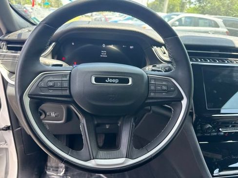 Used 2023 Jeep Grand Cherokee Altitude RWD image 9
