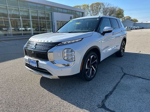 Used 2024 Mitsubishi Outlander SE AWD/4WD image 3