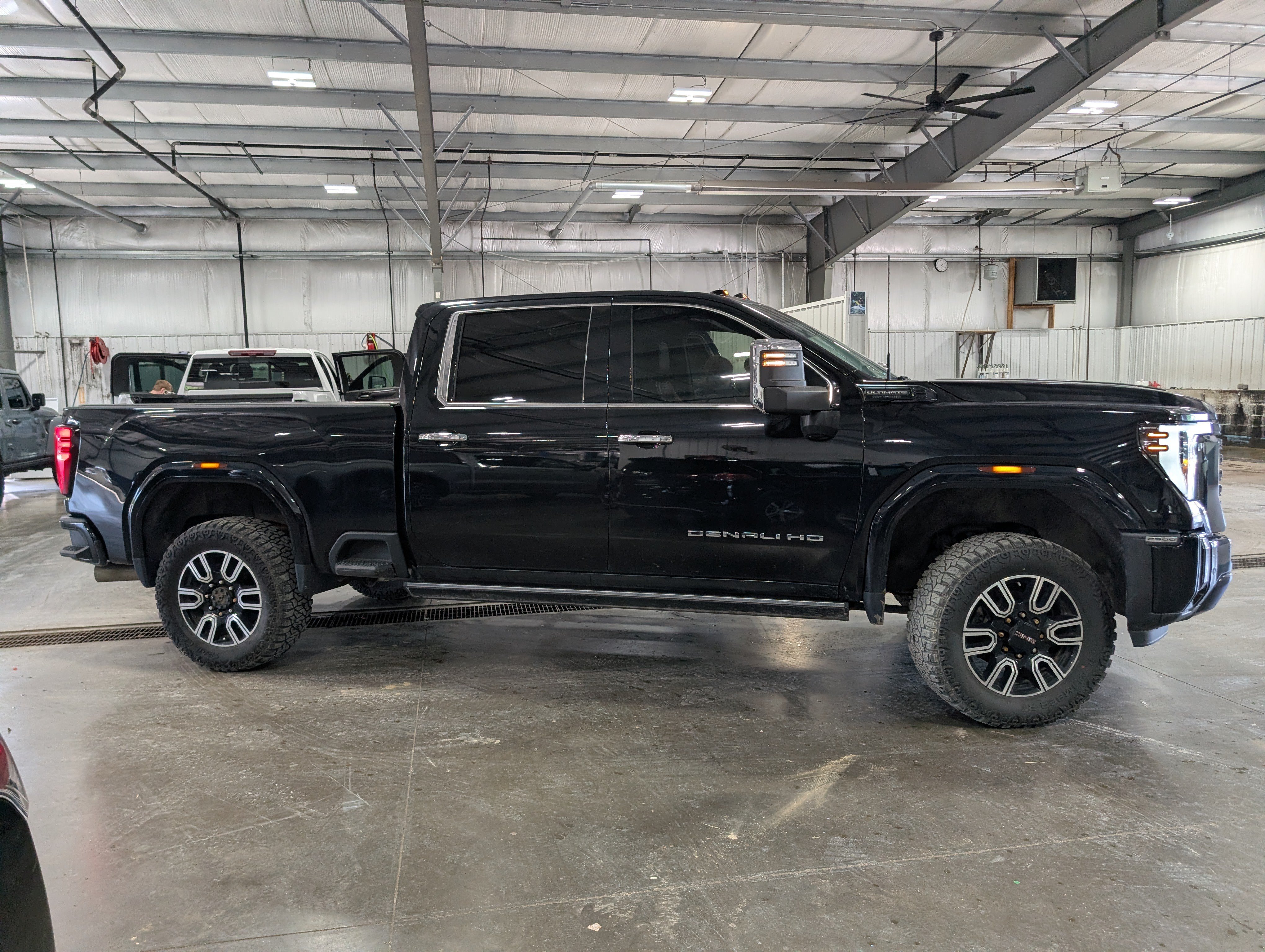 Used 2024 GMC Sierra 2500 Denali Ultimate AWD/4WD image 2