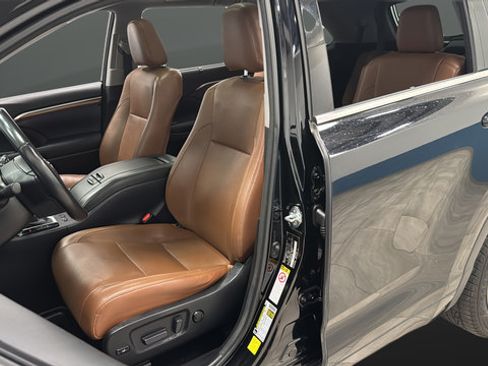 Used 2017 Toyota Highlander Limited Platinum AWD/4WD image 9