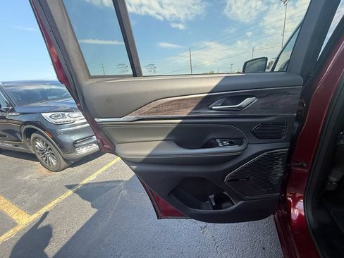 Used 2024 Jeep Grand Cherokee Overland AWD/4WD image 18