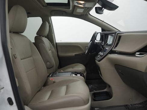 Used 2020 Toyota Sienna XLE image 13