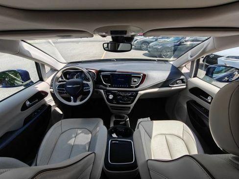 Used 2017 Chrysler Pacifica Limited w/ UConnect Theater Package FWD image 39