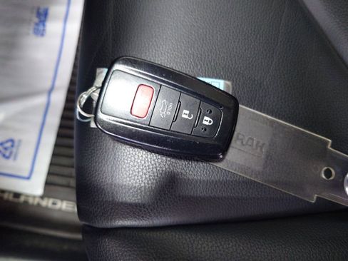 Used 2020 Toyota Highlander XLE AWD/4WD image 30