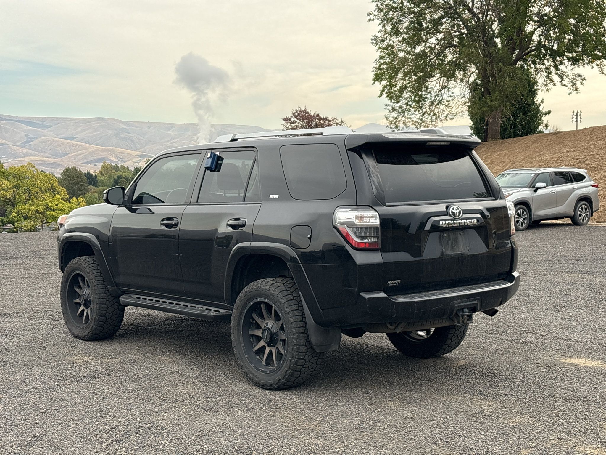 Used 2014 Toyota 4Runner SR5 AWD/4WD image 9