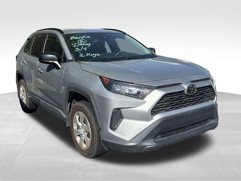 Used 2019 Toyota RAV4 LE FWD image 2