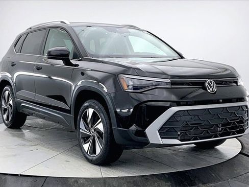 Used 2025 Volkswagen Taos SE image 1