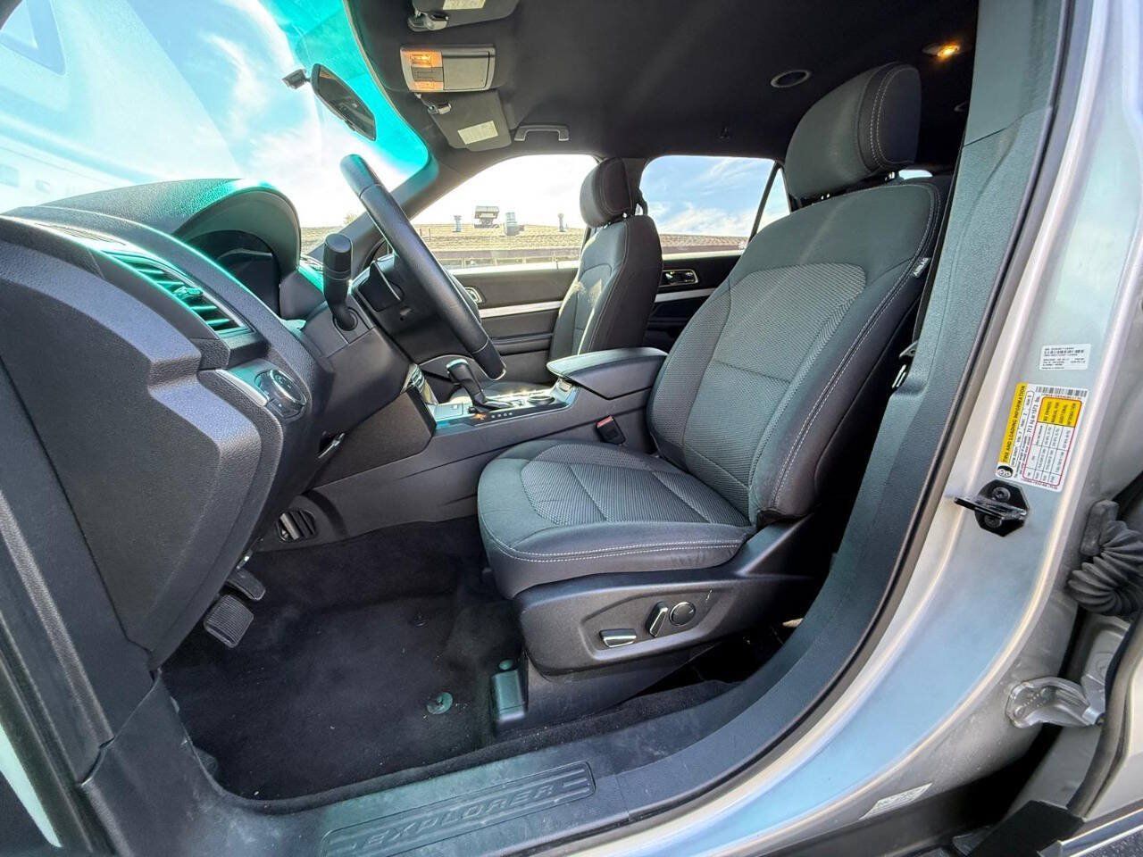 Used 2017 Ford Explorer XLT FWD image 9