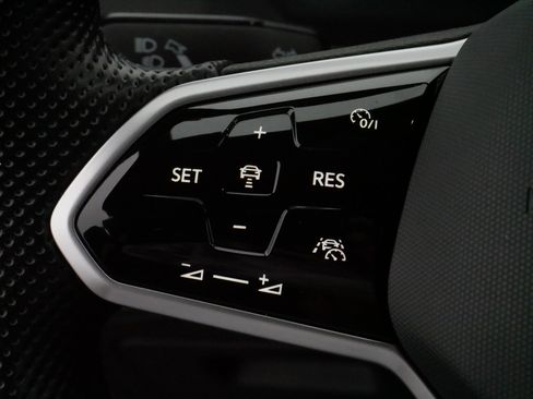 Certified 2022 Volkswagen Tiguan SEL R-Line image 26