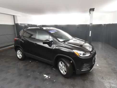 Used 2022 Chevrolet Trax LT w/ LT Convenience Package image 5