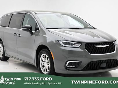 Used 2025 Chrysler Pacifica Select